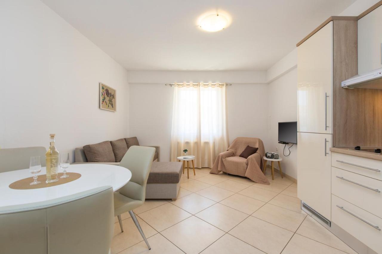 בוזט Apartmani Xenia & Desiderio מראה חיצוני תמונה