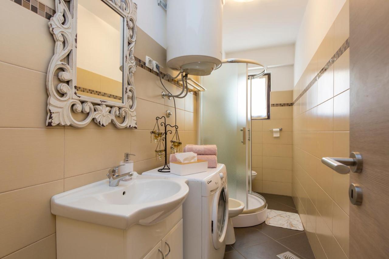 בוזט Apartmani Xenia & Desiderio מראה חיצוני תמונה